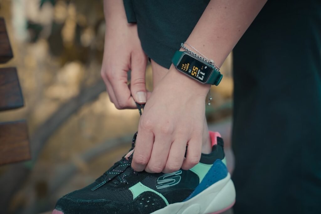 7000 pas en km: How Far Is 7,000 Steps in Kilometers? Person checking fitness tracker during a walk to monitor step count and distance